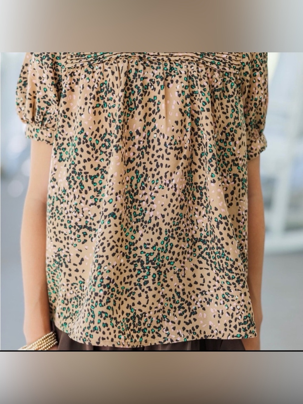 entro Beige and Green Animal Print Pintuck Mock Neck Blouse Size Large - Picture 3 of 7